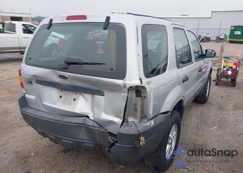 2005 Ford Escape Xls z USA, uszkodzony, nr VIN 1FMYU02Z15KB85699